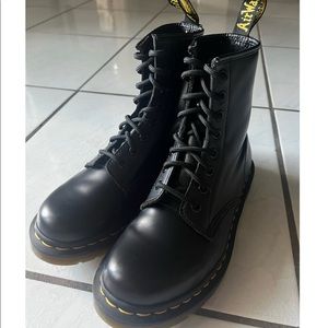 Doc Marten 1460 WOMEN'S SMOOTH LEATHER LACE UP BOOTS